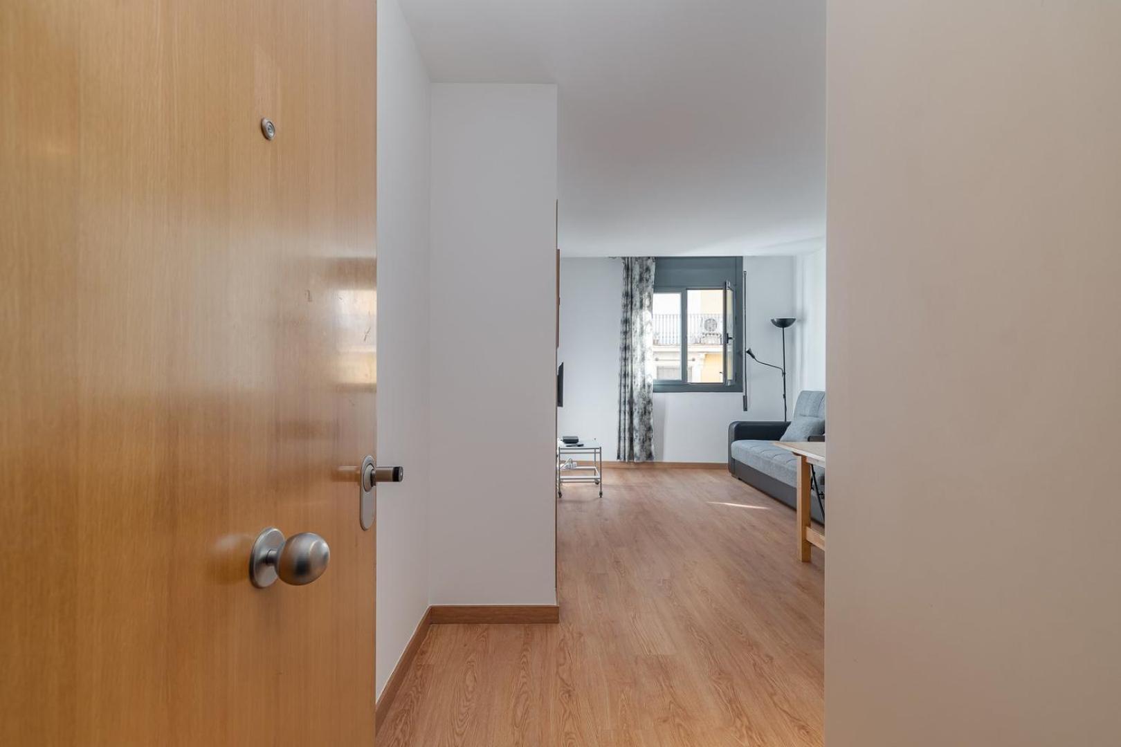 Guestready - Bright Home Near Montjuic Barcelona Bagian luar foto